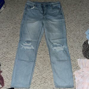 American Eagle light wash Mom, jeans, holes and knees size 8